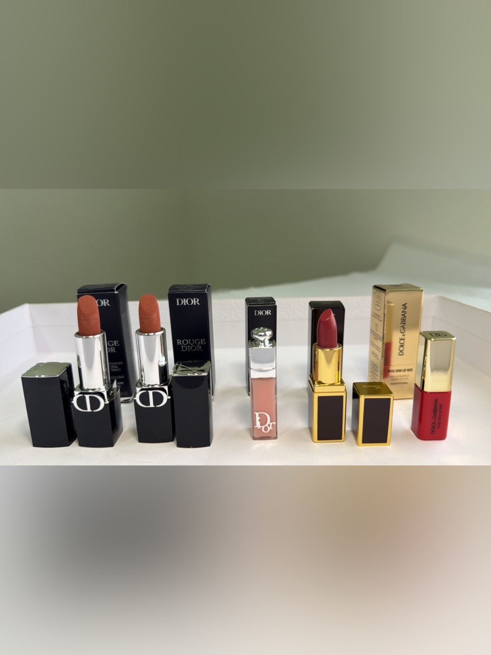 New,unused Mini set lipstick
Collection. Dior,Tom ford, dolce & Gabbana